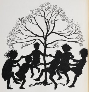 Silhouette von Kindern, die um einen Baum tanzen