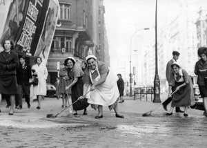 Frauen reinigen die Gran Via Straße, folgen dem Aufruf des Informations- und Tourismusministeriums und seiner Kampagne „die Stadt sauber halten“, unterstützen die öffentlichen Dienste