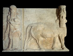 Hof des Palastes des assyrischen Königs Sargon II (721-705 v. Chr.): Androzephalischer Stierflügel mit Helden, der einen Löwen meistert. Paris, Louvre Museum von Assyrian