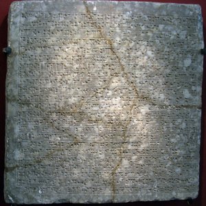 Alabasterplatte mit Keilschrift, aus der Festung von Sargon II. (oder Sharroukin, König von Assyrien von 722 bis 705 v. Chr.) in Dur Sharrukin (heutiges Khorsabad, Irak)