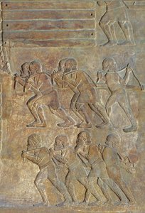 Detail eines Reliefs, das das Aufstapeln von Holz am Ufer vor dem Transport über das Meer darstellt, aus dem Palast von Sargon II., Khorsabad, Irak