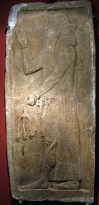 Priester hält einen Granatapfelzweig - Detail eines Kalksteinreliefs aus der Festung von Sargon II in Dur Sharrukin (heutiges Khorsabad, Irak), assyrische Kunst, 8. Jahrhundert v. Chr.