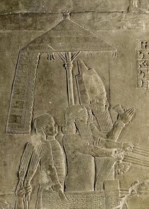 Relief, das den Wagen von König Assurbanipal darstellt (Detail des Baldachins), aus dem Palast von Assurbanipal in Ninive von Assyrian