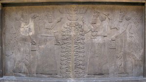 Relief mit zwei Figuren von Ashurnasirpal, geflügelten mythologischen Wesen und dem Gott Ashur, vor dem Baum des Lebens, 885-860 v. Chr. von Assyrian