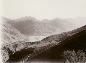 Pamir-Flusskreuzung mit Hindu Kush dahinter