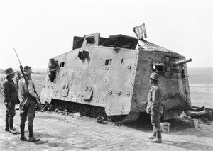 Ein deutscher Panzer, der am 14. Juli 1918 von dem 26. Bataillon bei Monument Wood in der Nähe von Villers-Bretonneux erbeutet und anschließend von der 5. Britischen Panzerbrigade für das Australische Kriegsmuseum geborgen wurde, 4. August