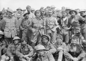 Eine Gruppe des 46. Australischen Infanteriebataillons kurz nach dem Verlassen der Linie vor Monument Wood, wo sie eine Zeit sehr heftiger Kämpfe erlebt hatten, zeigt den Zustand der