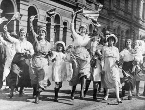 Eine Gruppe von Frauen und Kindern, die in einer Straße in Sydney den Waffenstillstand feiern, 11. November 1918