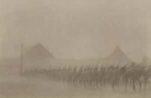 Australische Infanterie marschiert während eines Staubsturms, der in Ägypten als Khamseen bekannt ist, 1915 von Australian Photographer