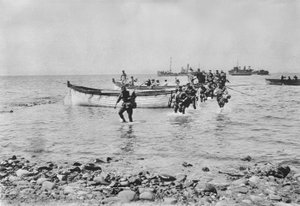 Australische Soldaten waten durch das Wasser, als sie am Anzac Cove, Gallipoli, am 25. April 1915 an Land kommen, nachdem sie in Landungsbooten von größeren Schiffen im Hintergrund transportiert wurden, 25. April 1915