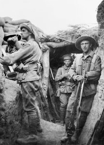 Australische Truppen in den türkischen Lone Pine-Schützengräben, 1915 von Australian Photographer