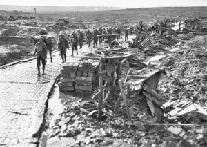 Australische Truppen passieren den Weg, der zur Idiot Corner führt, am Westhoek Ridge im Ypres-Sektor, 28. Oktober 1917
