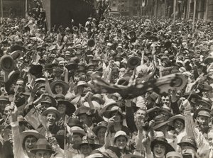 Menschenmenge in Martin Place, Sydney, feiert die Nachricht von der Unterzeichnung des Waffenstillstands, 11. November 1918 von Australian Photographer