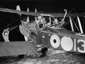 Leutnant (Lt) Stanley George Brearley, Pilot, und Lt Robert Harold Taylor, Beobachter, von Nr. 69 Staffel (Australisch), Royal Flying Corps (RFC), starten zu einem Nachtbombenangriff vom Flugplatz von Australian Photographer