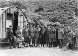 M. Georges Benjamin Clemenceau, der französische Premierminister, besucht die 4. Division, ein einmaliger Besuch an der australischen Front, 7. Juli 1918 von Australian Photographer