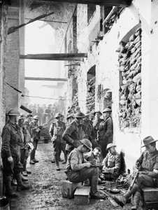 Mitglieder des 2. Australischen Infanteriebataillons vor ihren Unterkünften in den Kavalleriekasernen in Ypres, 1. November 1917 von Australian Photographer