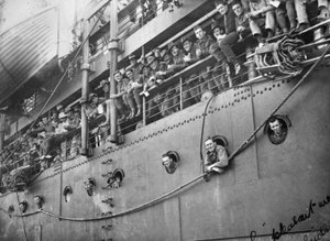 Mitglieder des Australian Flying Corps auf dem Deck des Truppenschiffs Kaiser-I-Hind, das sie nach Australien zurückbrachte, Adelaide, South Australia, 14. Juni 1919