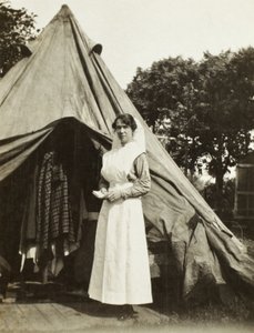 Schwester Ada Smith von der 2nd Australian Casualty Clearing Station in der Nähe von Steenwerck, Trois Arbres, Frankreich, 1916 von Australian Photographer