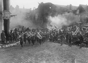 Die Band der 5. Australischen Infanteriebrigade, angeführt von Bandmeister Sergeant A Peagam vom 19. Bataillon, zieht durch den Grande Place (Stadtplatz) von Bapaume und spielt den Victoria-Marsch, Bapaume