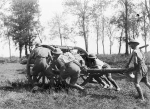 Unbekannte Mitglieder der 7. Brigade, Australische Feldartillerie, ziehen eine ihrer Kanonen in Position in der Nähe von Gressaire Wood, um die 9. Infanteriebrigade beim Angriff in der Nähe von Bray-sur-Somme zu unterstützen, 22. August von Australian Photographer