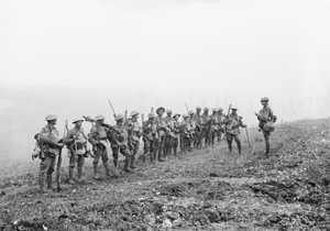 Warfusee-Abancourt, Frankreich: Leutnant Rupert Frederick Arding Downes MC spricht zu seinem Zug von B Kompanie, 29. Bataillon, während einer Pause in der Nähe der Dörfer Warfusee und Lamotte vor dem Vormarsch