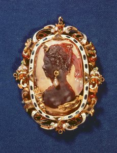 Kamee mit dem Profilkopf der Göttin Diana, mit einem Tropfen-Perlenohrring, der vergoldete Rahmen verziert mit Halbedelsteinen und weißem und blauem Email