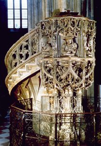 Pilgerkanzel, dekoriert mit Büsten der vier Kirchenväter, Theologen, die die vier physiognomischen Temperamente darstellen, der Bildhauer selbst schaut aus einem Fenster unten, von Anton Pilgr