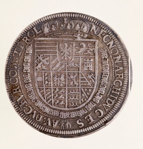 Silbermünze (Taler) aus Tirol: Regierungszeit von Kaiser Rudolf II (1552-1612). Durchm. 4 cm Neapel, Nationales Archäologisches Museum von Austrian School