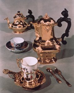 Teekanne, Zuckerdose, Schokoladenkanne und Becher, aus einem Meissener Frühstücksservice, hergestellt von Domanek, Wien, 1750