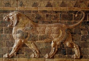 Prozessionsstraße von Babylon unter der Herrschaft von Nebukadnezar II (605-562 v. Chr.): Detail des Ischtar-Tores mit einem Mosaiklöwen aus Ziegeln. Babylon, Irak. Paris, Louvre Museum von Babylonian
