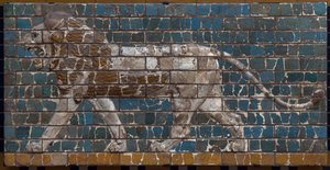 Der Prozessionsweg von Babylon, errichtet unter der Herrschaft von Nebukadnezar II. (605-562 v. Chr.): Detail des Ischtar-Tores, das einen Mosaik-Löwen aus Ziegeln darstellt. Babylon - Archäologisches Museum Istanbul von Babylonian