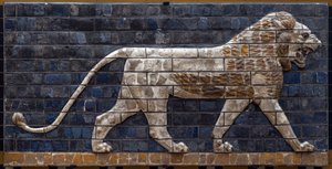 Der Prozessionsweg von Babylon, errichtet unter der Herrschaft von Nebukadnezar II. (605-562 v. Chr.): Detail des Ischtar-Tores, das einen Mosaiklöwen aus Ziegeln darstellt. Babylon - Archäologisches Museum Istanbul von Babylonian