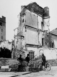 Die Bombardierungen von Sermide. Drei Personen vor einer Gruppe bombardierter Häuser von Baccarini and Porta
