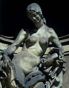 Detail einer Skulptur einer Nymphe