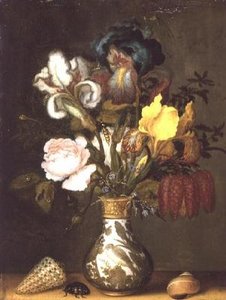 Schwertlilien, Rosen und andere Blumen in einer Porzellanvase mit Muscheln von Balthasar van der Ast