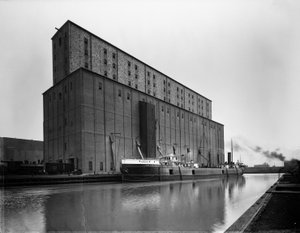 S. S. Arthur Orr am Armour Elevator E, Chicago, Illinois, USA, ca. 1905 (s/w Foto)