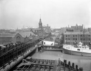Dampfer Alaska angedockt an der Wells Street, Chicago, Illinois, USA, ca. 1905 (s/w Foto)