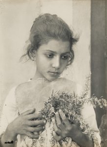Mädchen mit Rosmarin