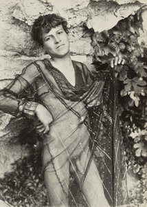Nackter Jüngling in einem transparenten Kleid von Baron Wilhelm von Gloeden