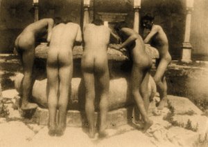 Studie von fünf Jungen, die in einen Brunnen schauen, Sizilien, ca. 1900