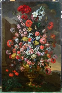 Lilien, Tulpen, Nelken, Pfingstrosen, Winden und andere Blumen in einer bronzenen Urne mit Vögeln, einer Schildkröte und Schmetterlingen in einer Landschaft, 1718 von Bartolomeo Bimbi