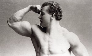 Fotografisches Porträt im Studio des deutschen Bodybuilders Eugen Sandow von Benjamin J. Falk