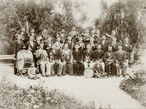 Die Orchestergruppe in Zichron Yaacov, ca. 1898-1900 von Bernard Edelstein