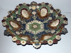 Schale mit grotesken Gesichtern (Faience)
