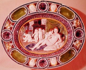 Ovaler Teller, eine Frau darstellend, die Fruchtbarkeit symbolisiert