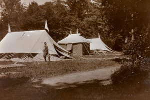 Album des Ersten Weltkriegs in Friaul-Julisch Venetien: Annahme, Chirurgie und Verband vor der Villa Brazzà, Heimat von 17 des Kriegskrankenhauses in Soleschiano Manzano, Foto vom Kirchturm aufgenommen, 05/1916