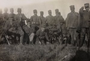 Album des Ersten Weltkriegs in Friaul-Julisch Venetien: Gruppenporträt der Kanoniersoldaten des 112. Infanterieregiments von Bourbon Del Monte