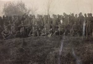 Album des Ersten Weltkriegs in Friaul-Julisch Venetien: Gruppenporträt der Soldaten der Infanterie 112.mo mit Spaten am Fluss Tower