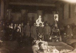 Album des Ersten Weltkriegs in Friaul-Julisch Venetien: Gruppenporträt am Weihnachtstag in der Villa Brazzà, Heimat von 17 des Kriegskrankenhauses in Soleschiano Manzano, 25/12/1915 (s/w Foto) von Bourbon Del Monte