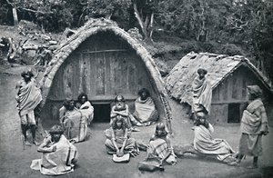 Ein Toda-Haus in einem einheimischen Dorf, Indien, 1902 von Bourne and Shepherd